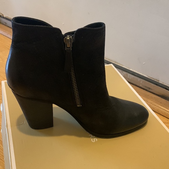 Michael Kors Denver Bootie size 7. Worn once In original box, like new - Picture 4 of 6